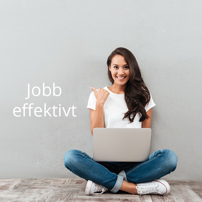 Kvinne med laptop på fanget, viser tommel opp. Illustrasjon.