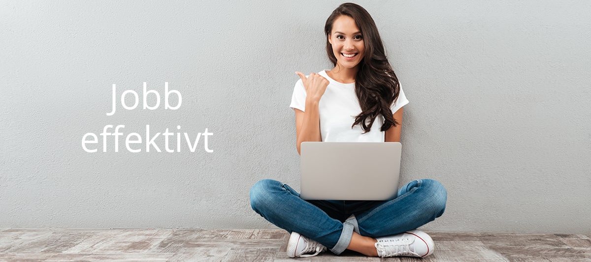 Kvinne med laptop på fanget, viser tommel opp. Illustrasjon.